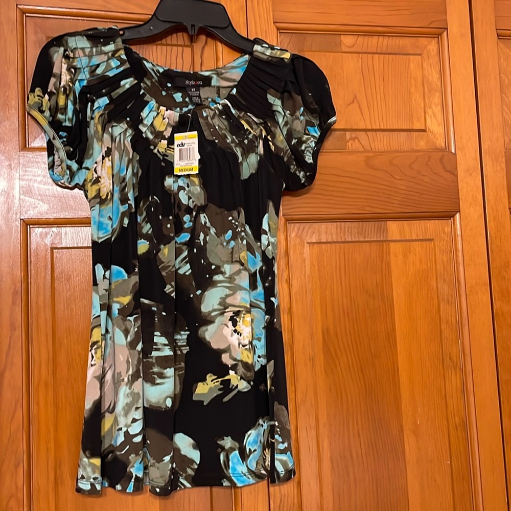 New Style & Co. top. Size XS. 95% Polyester, 5% Spandex. Pleated scoop neck.